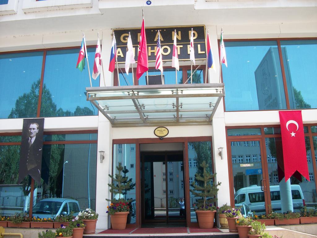 Grand Ani Hotel 卡尔斯 外观 照片